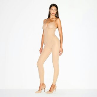 SKIMS ULTIMATIVER BODY-PO- UND HÜFTEN-VERBESSERUNGS-CATSUIT SKIMS ULTIMATIVER BODY-PO- UND HÜFTEN-VERBESSERUNGS-CATSUIT