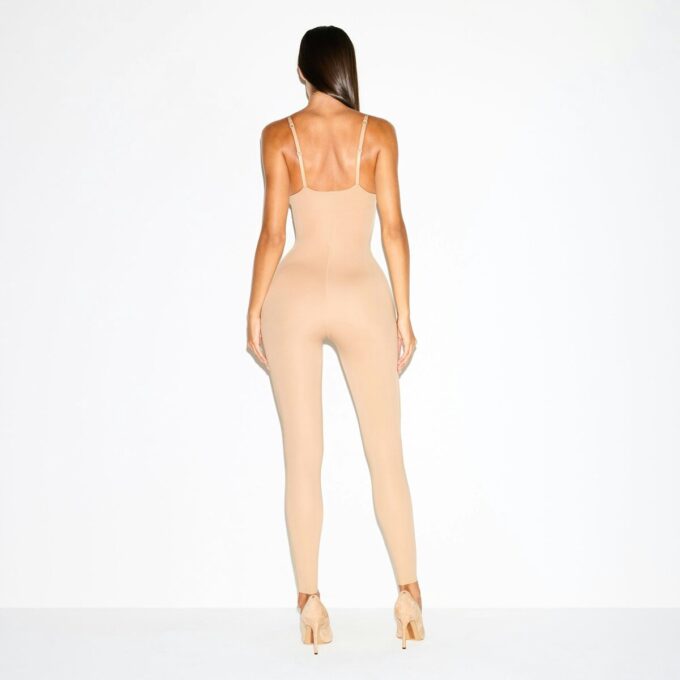 SKIMS ULTIMATIVER BODY-PO- UND HÜFTEN-VERBESSERUNGS-CATSUIT SKIMS ULTIMATIVER BODY-PO- UND HÜFTEN-VERBESSERUNGS-CATSUIT