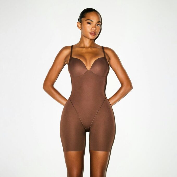 SKIMS ULTIMATIVER BODYSUIT FÜR PO UND HÜFTE MITTE DES OBERSCHENKELS SKIMS ULTIMATIVER BODYSUIT FÜR PO UND HÜFTE MITTE DES OBERSCHENKELS