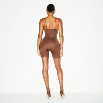 SKIMS ULTIMATIVER BODYSUIT FÜR PO UND HÜFTE MITTE DES OBERSCHENKELS