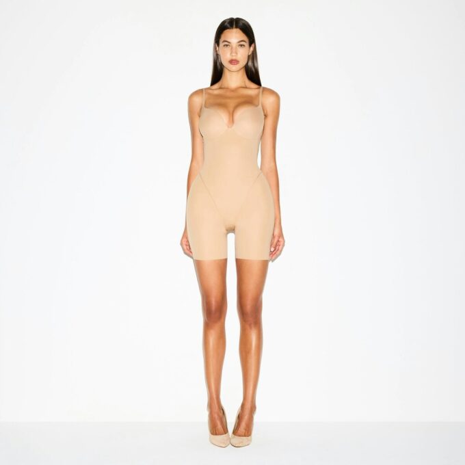 SKIMS ULTIMATIVER BODYSUIT FÜR PO UND HÜFTE MITTE DES OBERSCHENKELS SKIMS ULTIMATIVER BODYSUIT FÜR PO UND HÜFTE MITTE DES OBERSCHENKELS