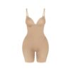 SKIMS ULTIMATIVER BODYSUIT FÜR PO UND HÜFTE MITTE DES OBERSCHENKELS SKIMS ULTIMATIVER BODYSUIT FÜR PO UND HÜFTE MITTE DES OBERSCHENKELS