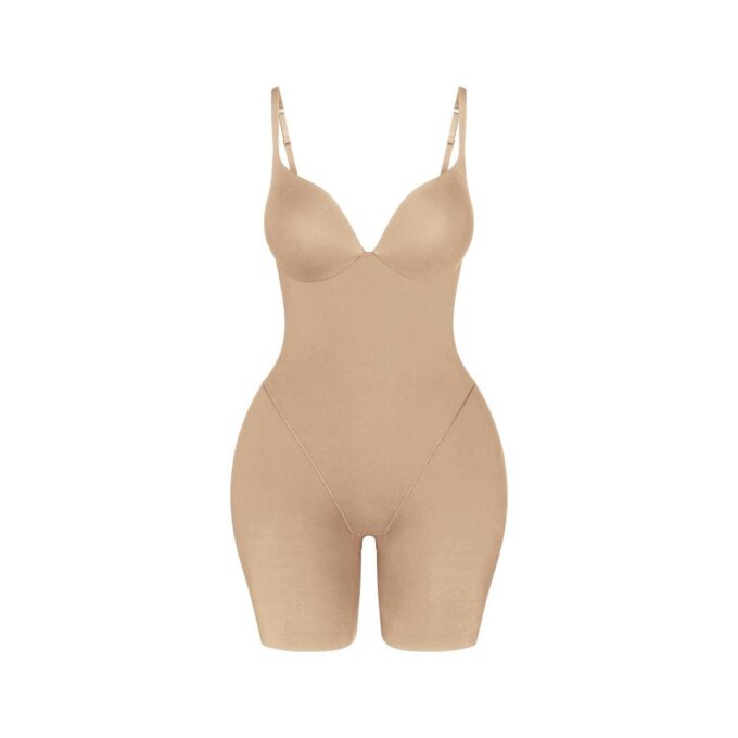 SKIMS ULTIMATIVER BODYSUIT FÜR PO UND HÜFTE MITTE DES OBERSCHENKELS SKIMS ULTIMATIVER BODYSUIT FÜR PO UND HÜFTE MITTE DES OBERSCHENKELS