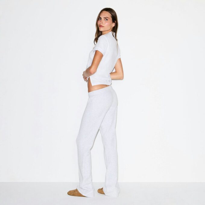 Slim-Fit-Hose aus Baumwollfleece mit niedrigem Bund Slim-Fit-Hose aus Baumwollfleece mit niedrigem Bund