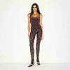 Tanktop mit glatten Lagen und eckigem Halsausschnitt Tanktop mit glatten Lagen und eckigem Halsausschnitt