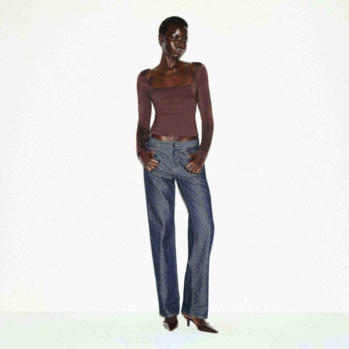 Top mit glatten Lagen und eckigem Ausschnitt Top mit glatten Lagen und eckigem Ausschnitt