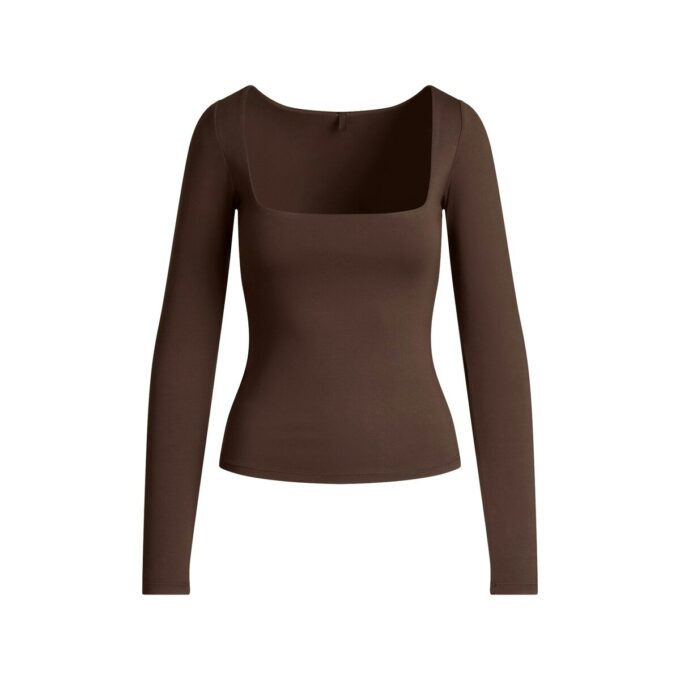 Top mit glatten Lagen und eckigem Ausschnitt Top mit glatten Lagen und eckigem Ausschnitt