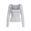 Top mit glatten Lagen und eckigem Ausschnitt Top mit glatten Lagen und eckigem Ausschnitt