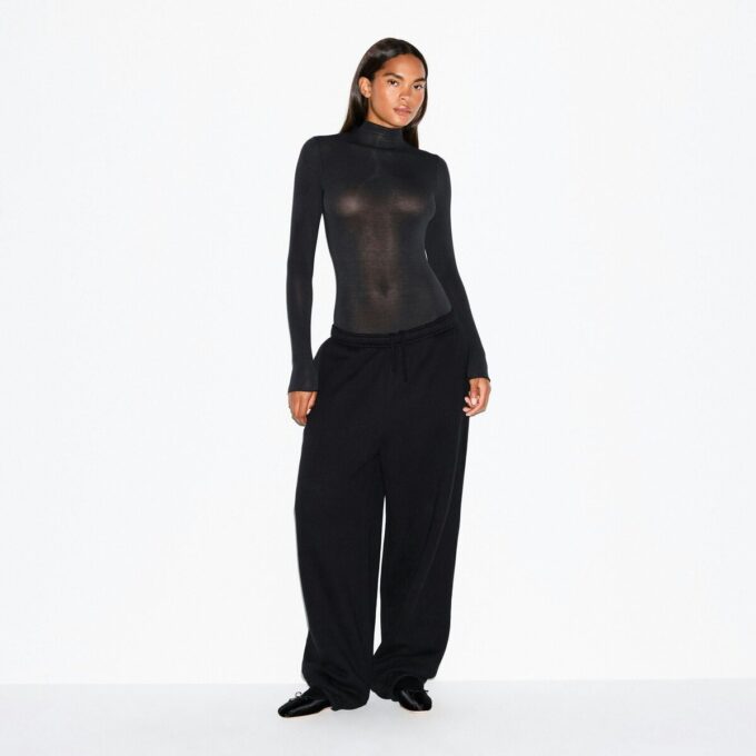 Transparenter Modal-Body mit langen Ärmeln und Rollkragen Transparenter Modal-Body mit langen Ärmeln und Rollkragen