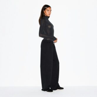 Transparenter Modal-Body mit langen Ärmeln und Rollkragen Transparenter Modal-Body mit langen Ärmeln und Rollkragen