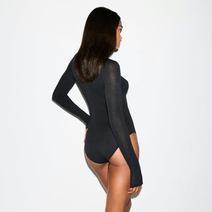 Transparenter Modal-Body mit langen Ärmeln und Rollkragen Transparenter Modal-Body mit langen Ärmeln und Rollkragen