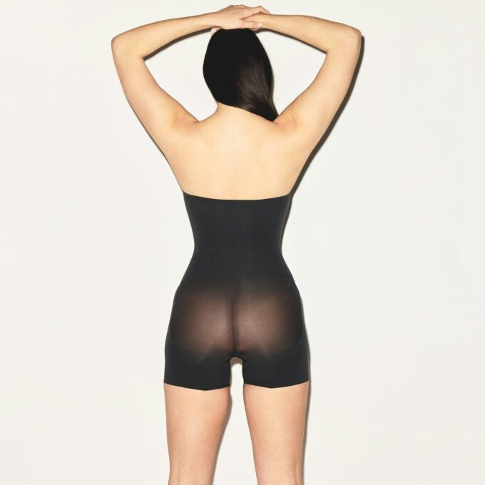 Transparenter, nahtloser, trägerloser Kurzbody Transparenter, nahtloser, trägerloser Kurzbody