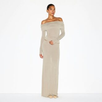 TRANSPARENTES MODELL-OFF-SHORTE-TOP