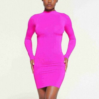 Weiches, glattes, nahtloses Minikleid mit Rollkragen