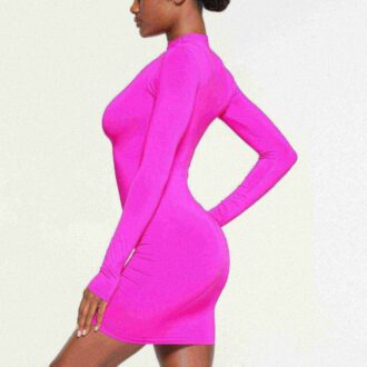 Weiches, glattes, nahtloses Minikleid mit Rollkragen