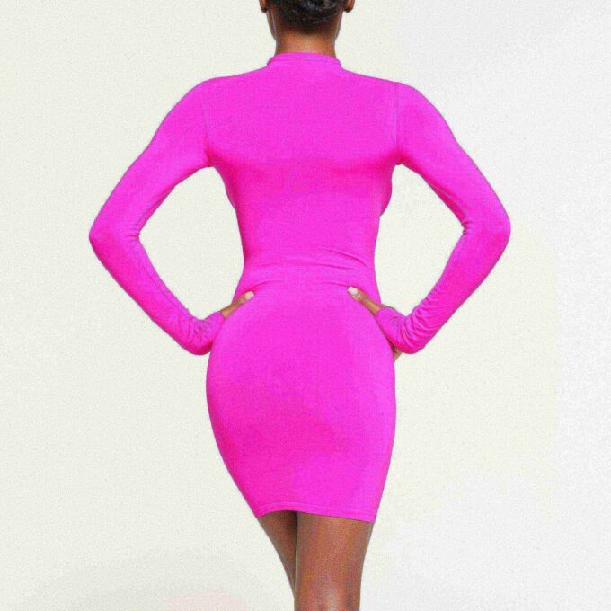 Weiches, glattes, nahtloses Minikleid mit Rollkragen Weiches, glattes, nahtloses Minikleid mit Rollkragen