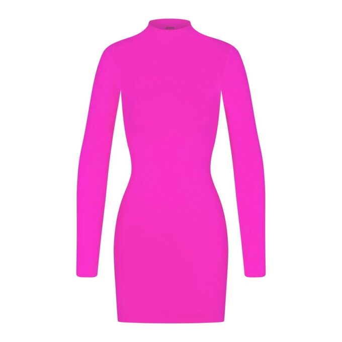 Weiches, glattes, nahtloses Minikleid mit Rollkragen Weiches, glattes, nahtloses Minikleid mit Rollkragen